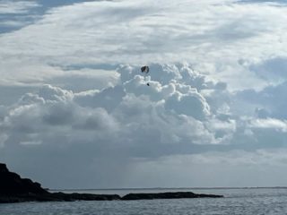 前線通過により、南風から一気に北風に変わりましたね〜。
午前中のみフライトすることが出来ました♪
この時期のビラビーチはなんだか新鮮🏝️
小鳥の鳴き声🕊️と遠くの積乱雲☁️と半袖👕
明日は爆風予報ですね、皆様気をつけてお過ごしくださいね。

#奄美
#奄美パラグライダー
#ハッピースカイ
#モーターパラグライダー
#パラグライダー体験