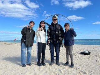 北東の風4メートル
夏ならば絶好のフライトコンディション！
なんですが、今日は風の強弱がありましたねー。
そんな中皆さんしっかり飛べましたね🪂
12月にしては青空も綺麗でした！

#奄美
#奄美パラグライダー
#パラグライダー体験
#モーターパラグライダー
#ハッピースカイ