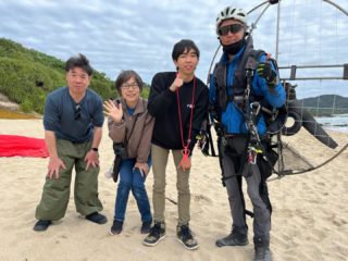 今日も東南東5.6m/s
この時期にしては珍しい暖かい風でした。
はるか南に台風1号が発生して、太平洋側は波が上がってきています。
午前中は青空、お昼から雨と目まぐるしい1日でした。

ともあれ、全員無事にフライトすることができました。

美しい海や山の木々、白い砂浜…
遠くの雨柱、スコール…
ザトウクジラ、ウミガメや大きな魚…
皆さん奄美の大自然を感じていただいたと思います。

なかなかこの時期は飛べない日が多いわけですが、今年もいいスタートが出来ました。

#奄美
#奄美パラグライダー
#パラグライダー体験