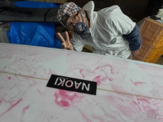 緋寒桜が見頃になってきたので、桜色にしてみました。
いい感じでしょ？😄🌸🏄‍♀️🌊
強風続きでパラグライダーは飛べていませんが、そろそろ穏やかにならないかなー。

#奄美
#パラグライダー体験 
#サーフボード