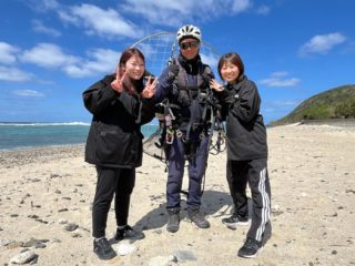 少し風が強い今日
予約時間を早めていただき、皆さん無事に飛べました。
今日は海がうねっていたので、リーフエッジの波が炸裂。
そんな中、目の前にまたザトウクジラ🐋
上空からご覧になれたお客様は超ラッキー✌️
帰り道、かなり沖合の波が割れてました。
こんな場所が割れるのは私も見たことがありませんよー。
さて、明日も飛べそうなコンディション。
頑張ります！😊

#奄美
#奄美パラグライダー
#モータータンデム